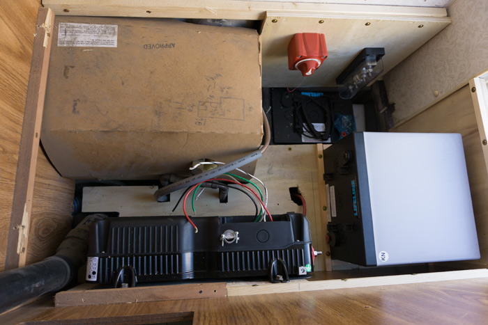 inverter,-batts,-fuse-and-switch.jpg