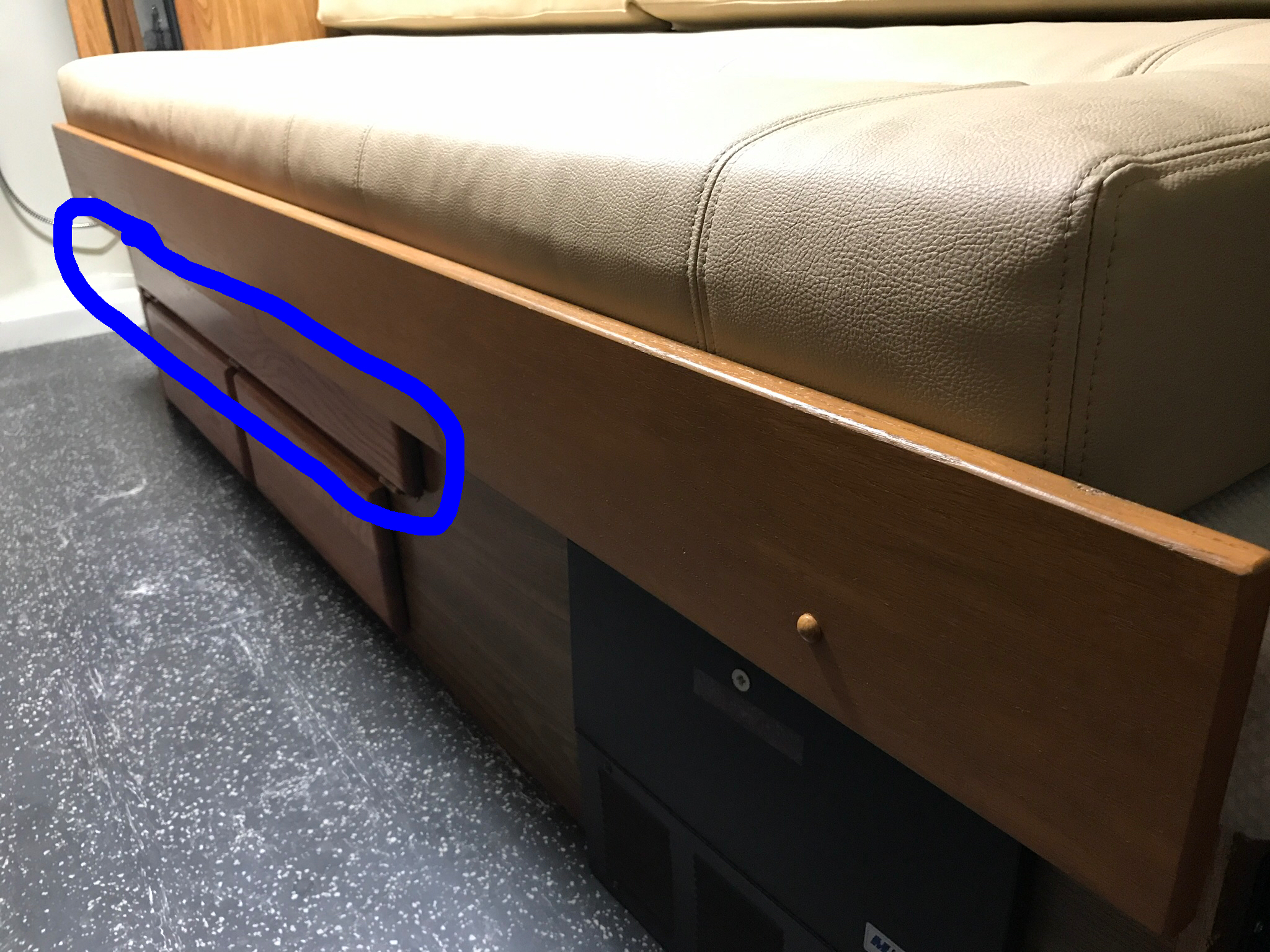 The table top storage compartment is circled in blue.