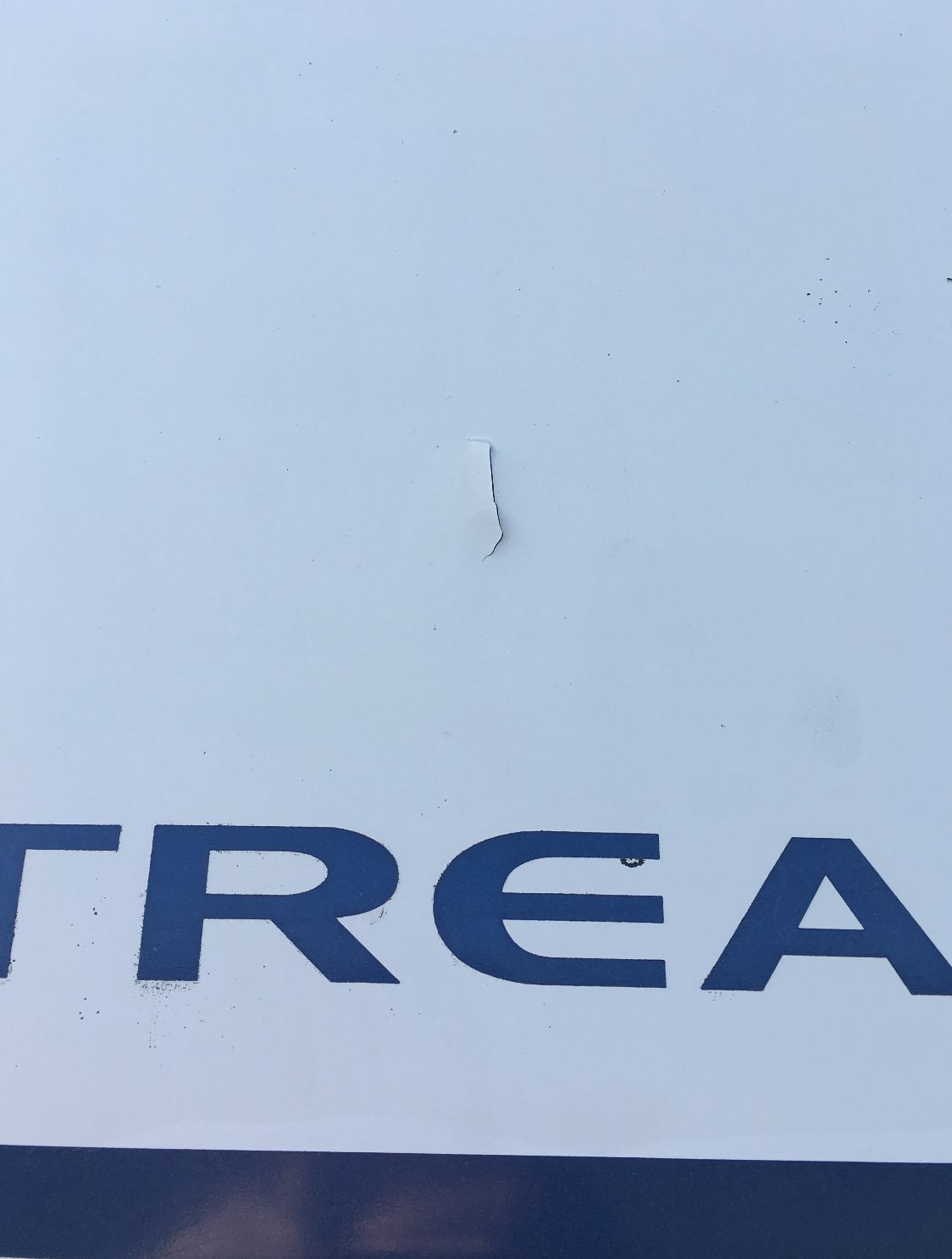 Crack/peeling off on the right side of the hull